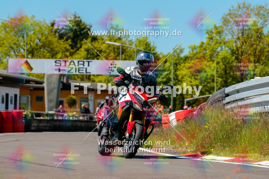 Moto-TeamOBK-21808 | Hier findet Ihr Bilder von Touristenfahrten auf der Nürburgring Nordschleife oder von anderen Veranstaltungen die ich besucht habe. Viel Spass beim Durch Schauen 