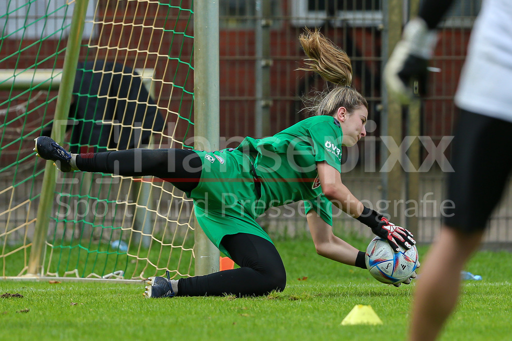 Fussball, Google Pixel Frauen-Bundesliga, Training SV Werder Bremen | v.li.: Hannah Etzold (Torhüterin, Torwart, SV Werder Bremen, 31) pariert den Ball, hält den Ball bei einer Trainingsübung