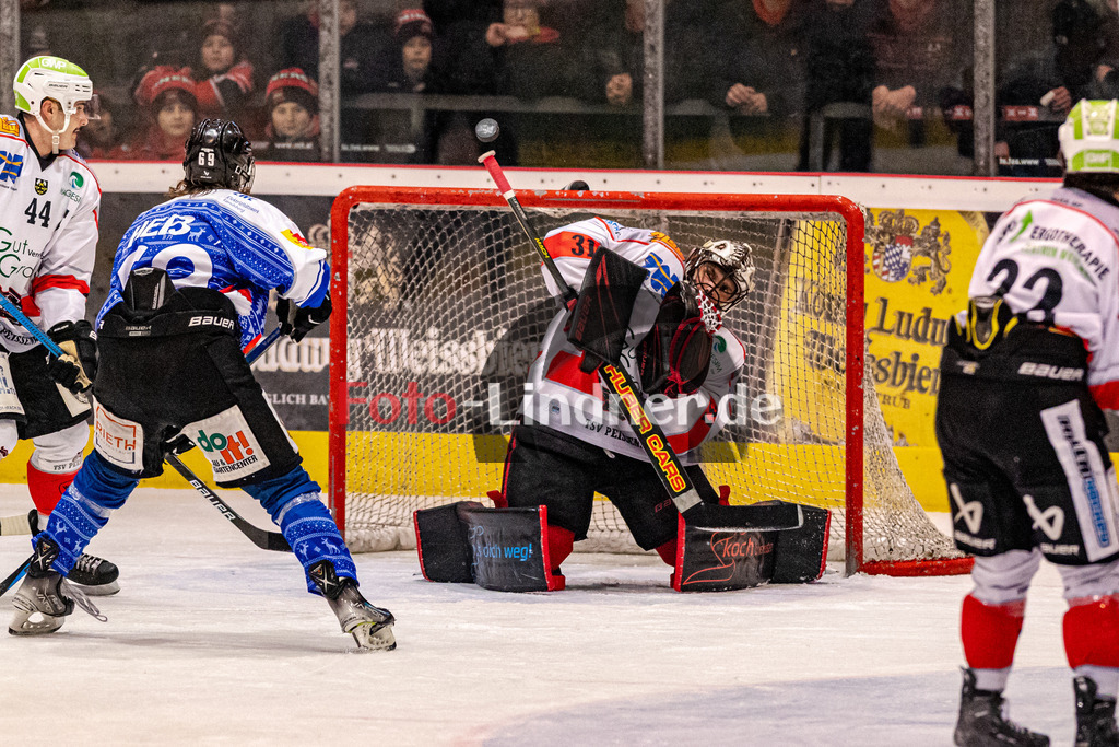 HC Landsberg Riverkings vs TSV Peißenberg Miners | Eishockey Bayernliga 2023/2024, HC Landsberg Riverkings vs TSV Peißenberg Miners, 20231217,
Schuss aufs Tor von Korbinian SERTL (Miners Goali 31),
2023-12-17 in Landsberg (Eisstadion)
31 Korbinian SERTL (Miners Goali 31), 69 Lukas HEß (HCL 69), 23 Dejan VOGL (Miners 23)
Copyright: WolfgangxLindner foto-lindner.de