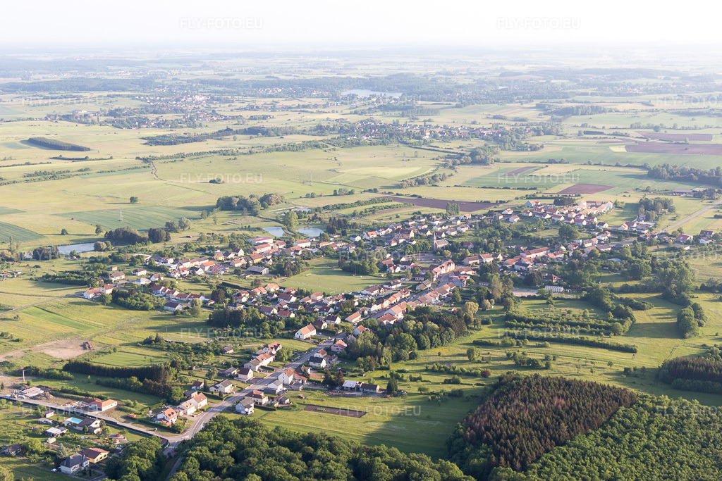 Vue aérienne: Vue de la ville à Grundviller dans le département Moselle, France.Photo: IMG_107352.jpg prise le 19/05/2018 par Werner Riehm/FLY-FOTO.euRésolution de l'original: 5472 x 3648 px