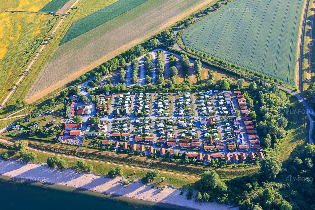 Luftbild: Camping Kollersee in Otterstadt im Bundesland Rheinland-Pfalz in Deutschland.Foto: IMG_156960.jpg vom 29.05.2026 durch Werner Riehm/FLY-FOTO.deAuflösung des Originals: 5633 x 3755 pxAuto mit Camping-Kollersee-Schild (PNG & 10-80 %)