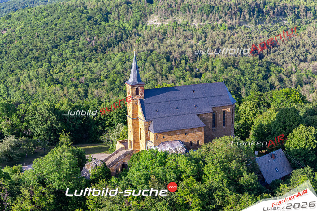 Die Luftbildaufnahme guegel-kirche - Scheßlitz wurde 2020 mittels Flugzeug (keine Drohne) erstellt. Perfekte Schärfe und Druck- Ergebnisse- Garantiert!