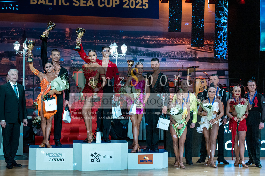 20251212_WDSF_World_Ch_Cup_RS-Lat_1384-2 | Tanzsportbilder, Standardtanz, Lateintanz, WDSF, DTV, LTVB, dancecomp, goc, hessen tanzt, blaues band der spree, walzer, tango, wiener walzer, slowfox, quickstepp, samba, rumba, cha-cha-cha, paso doble. jive, hd-kroft photography, turniertanzsport