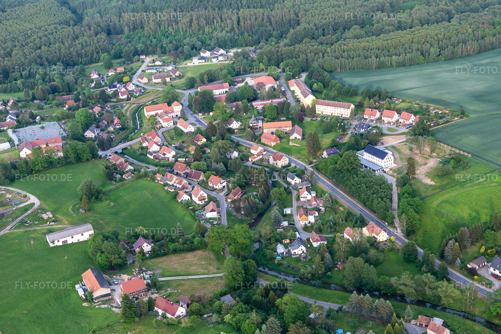 Luftbild: Ortsansicht von Westen in Schönau-Berzdorf auf dem Eigen im Bundesland Sachsen in Deutschland. Foto: IMG_141650.jpg vom 23.05.2024 durch Werner Riehm/FLY-FOTO.de