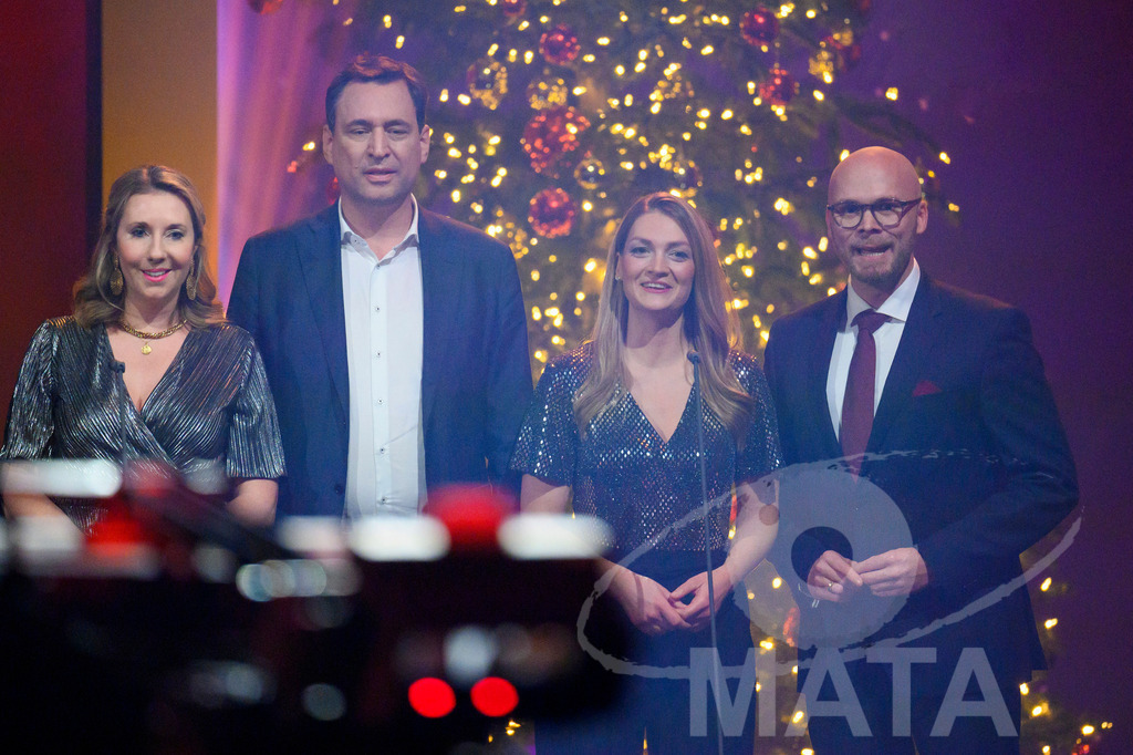 _DWA1722 | Anna Stolz (Freie Wähler , Staatsministerin für Unterricht und Kultus), Georg Eisenreich (CSU, Staatsminister der Justiz), Judith Gerlach (CSU, Staatsministerin für Gesundheit, Pflege und Prävention), Dr. Fabian Mehring (Freie Wähler, Staatsminister für Digitales) bei '30 Jahre Sternstunden-Gala 2023' in der Frankenhalle. Nürnberg, 15.12.2023 - Realisiert mit Pictrs.com