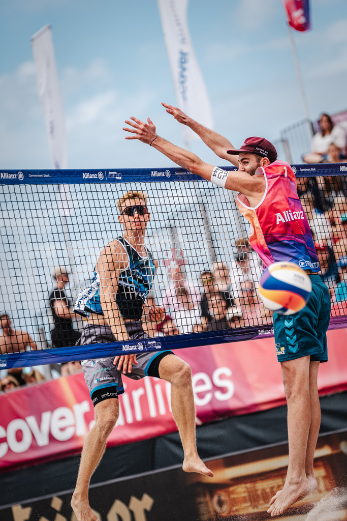 Beachvolleyball | Männer | Allianz German Beach Tour 2024 | Tourstop Kühlungsborn 2 | 17.08.2024 | links Jonas Reinhardt beim Angriff gegen rechts Manuel Harms
