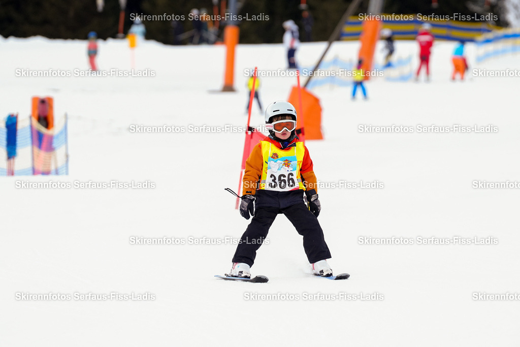 SRF_02.01.2026_0576 | Skirennfotos,Serfaus,Fiss,Ladis,Kinderskirennen,Winter,Tirol,Oberland,skirace,SFL,feelfree,weil wir's genießen,ski,Ski,skifahren,Sonnenplateau, - Realisiert mit Pictrs.com