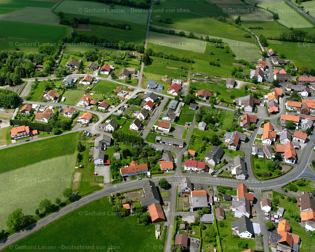 2614047 | HöRGENAU 09.06.2006 Landwirtschaftliche Nutzflächen und Feldgrenzen  umsäumen das Siedlungsgebiet des Dorfes in Hörgenau im Bundesland Hessen, Deutschland // Agricultural land and field boundaries surround the settlement area of the village  in Hörgenau in the state Hesse, Germany Foto: Gerhard Launer