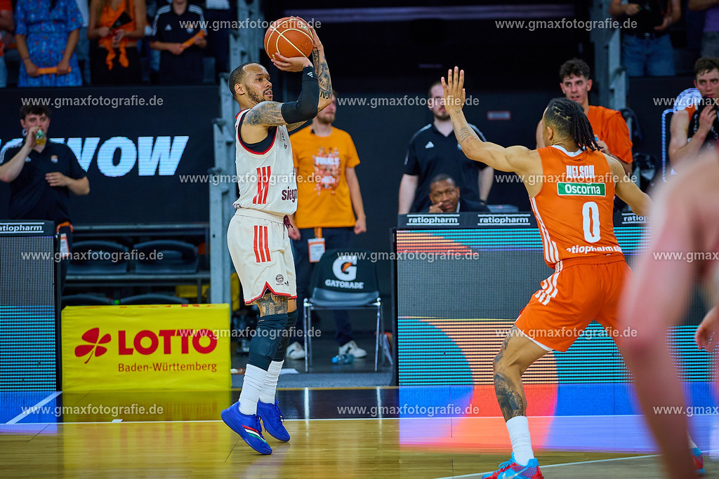 GER, ratiopharm ulm gegen FC Bayern, Basketball, 2. PlayOff, Finale, EasyCredit Bundesliga, Spielzeit 2024/2025, 18.06.2025 | Shabazz Napier (FC Bayern, #08) mit Dreierwurf. Nelson Weidemann (ratiopharm ulm, #00) kommt zu spaetGER, ratiopharm ulm gegen FC Bayern, Basketball, 2. PlayOff, Finale, EasyCredit Bundesliga, Spielzeit 2024/2025, 18.06.2025Foto: Eibner-Pressefoto/Gerald Oelze-de Stoppany