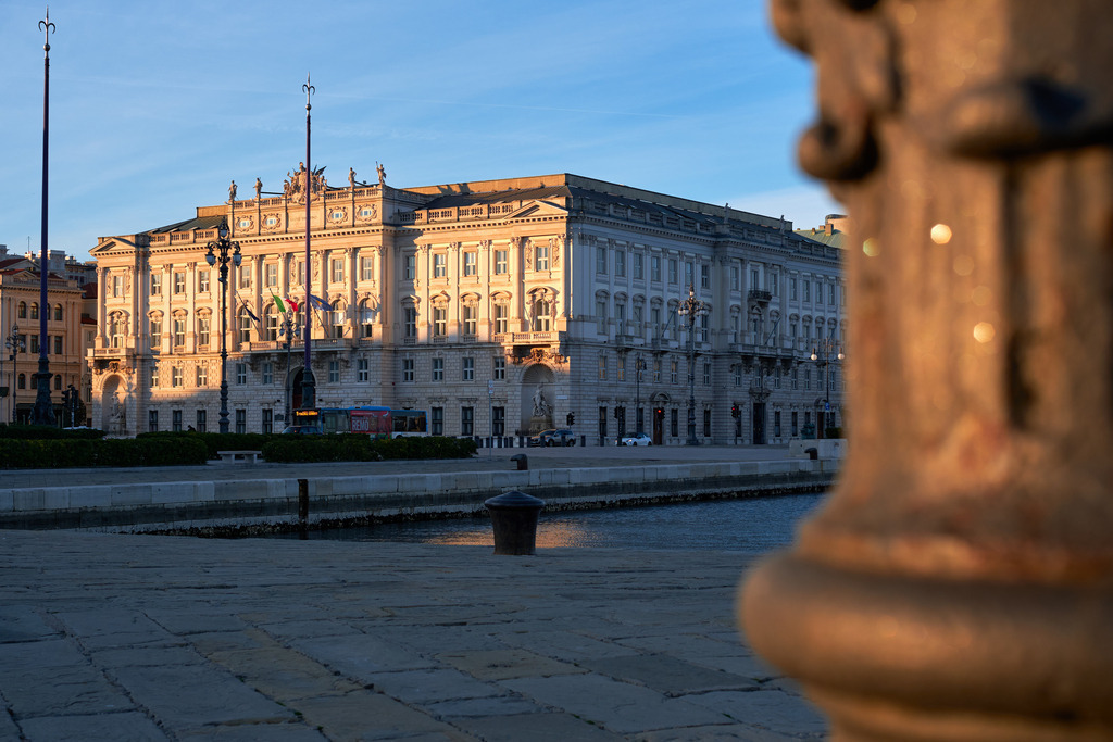 Blick auf die Palazzo del Lloyd Triestino | Triest, Austria - March 10, 2022: Piazza Unità d'Italia, Blick auf die Palazzo del Lloyd Triestino im Morgenlicht. - Realisiert mit Pictrs.com