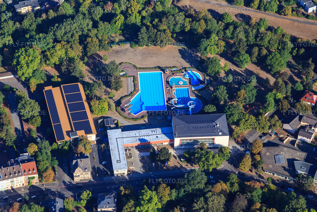 Luftbild: Heinrich-Fischer-Bad - Hallen- und Freibad im Ortsteil Hanau-Altstadt in Hanau im Bundesland Hessen in Deutschland. – Foto: IMG_111038.jpg vom 08.09.2018 durch Werner Riehm/FLY-FOTO.de – Auflösung des Originals: 5472 x 3648 px – Hanau Bäder - Hanau Bäder GmbH