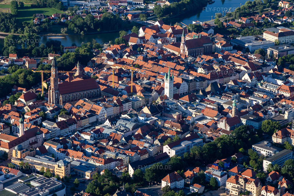 Luftbild: Altstadt von Straubing an der Donau im Ortsteil Frauenbründl in Straubing im Bundesland Bayern in Deutschland. Foto: IMG_133201.jpg vom 03.07.2022 durch Werner Riehm/FLY-FOTO.deStadt Straubing