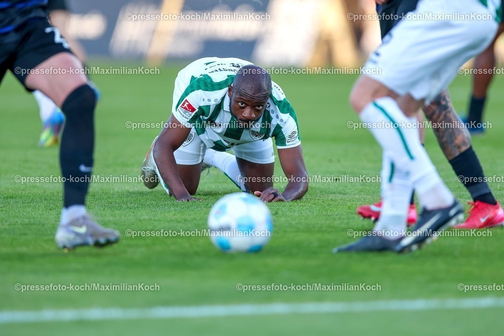 SCP09052502374 | 09.05.2025, Fußball, Preußen Münster - Hertha BSC, 2. Fußball Bundesliga, 33. Spieltag, Preußenstadion, Saison 2024 2025: David Kinsombi (Preussen Muenster #04) blickt dem Ball hinterher Enttäuschung NiedergeschlagenDFB regulations prohibit any use of photographs as image sequences and or quasi-video.