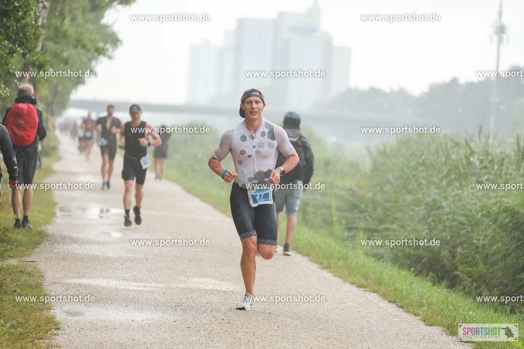 LUR_1028 | 34. M-net Erlanger Triathlon 2025 #erlangertriathlon  #mnettriathlon2025 #mnettriathlon #team #olympischedistanz #mitteldistanz #triathlon #maindonaukanal  #erlangertriathlon2025 #yourpictrs #tv1848 #tv1848erlangen  #triathlonbayern #sportinerlangen #demsportverbunden #sportshot_your_pictrs Copyright: www.sportshot.de