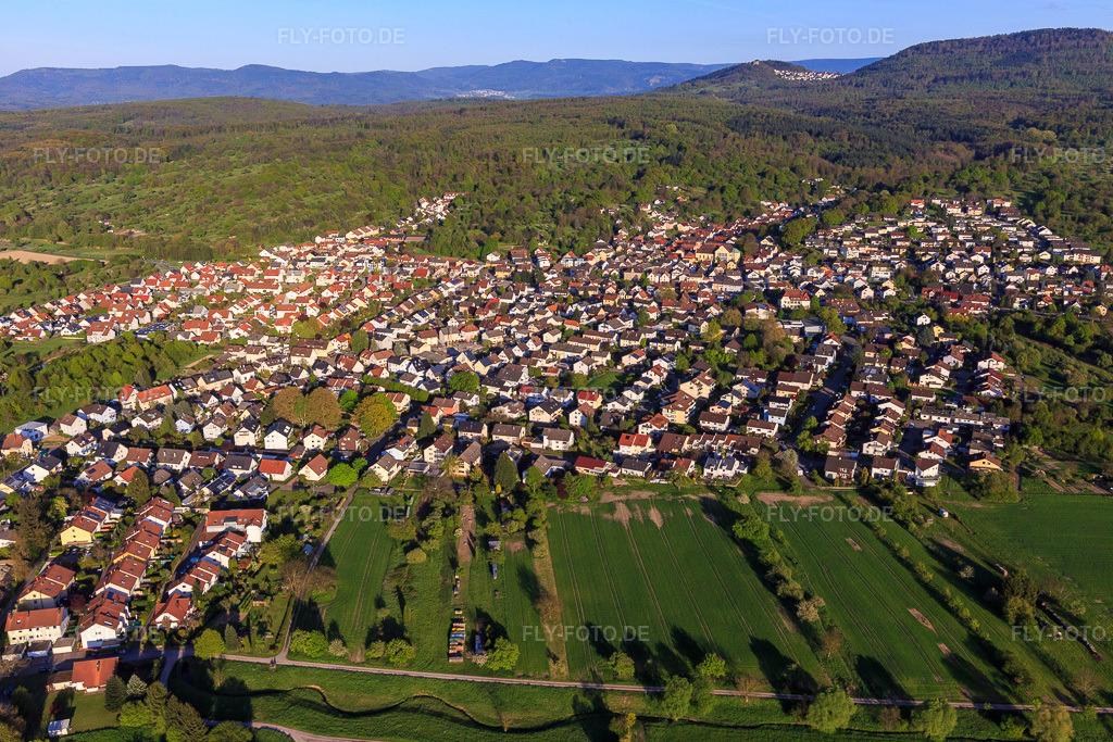 Luftbild: Ortsansicht von Westen im Ortsteil Haueneberstein in Baden-Baden im Bundesland Baden-Württemberg in Deutschland. Foto: IMG_099169.jpg vom 23.04.2017 durch Werner Riehm/FLY-FOTO.de