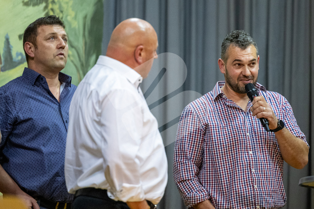 SKE100J_4801 | Die Schwinger des Schwyzer Kantonalen Schwingerverbandes: Fotos, die Dynamik und Leidenschaft festhalten, sowie emotionale Momente aus dem traditionellen Schwingsport zeigen. - Realisiert mit Pictrs.com