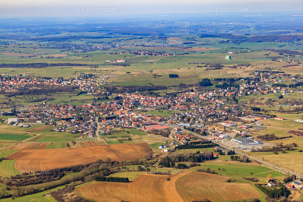 Aerial view: View of the town from the east in Rohrbach-lès-Bitche in the state Moselle, France. – Photo: IMG_38474.jpg taken on 03/20/2011 by Werner Riehm/FLY-FOTO.com – Resolution of the original: 4752 x 3168 px