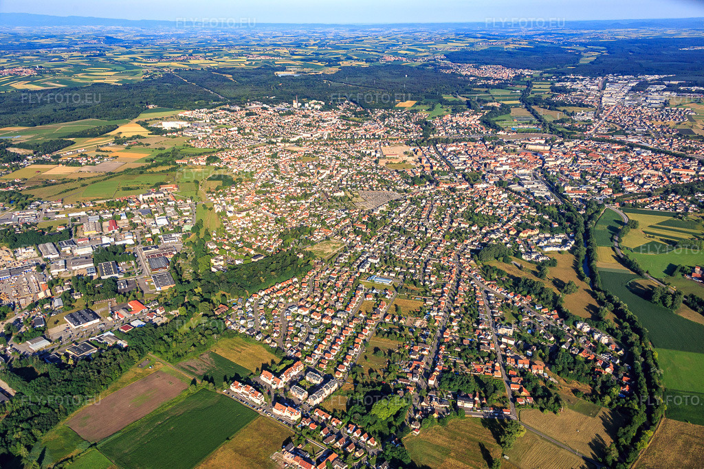 Vue aérienne: Vue d'ensemble de la ville depuis l'est à le quartier Schloessel Chateau Fiat in Hagenau dans le département Bas Rhin, France – .Photo: IMG_082936.jpg prise le 26/06/2015 par Werner Riehm/FLY-FOTO.eu – Résolution de l'original: 5472 x 3648 px