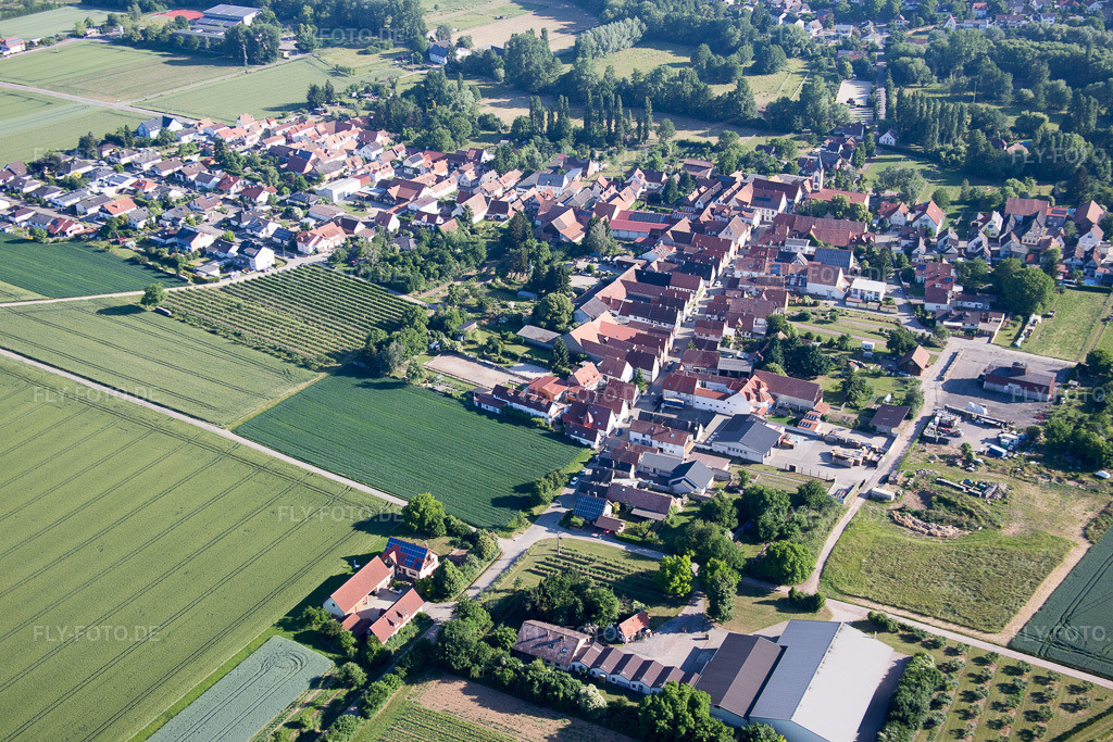 Luftbild: Ortsansicht der Straßen und Häuser der Wohngebiete im Ortsteil Mühlhofen in Billigheim-Ingenheim im Bundesland Rheinland-Pfalz in Deutschland. Foto: IMG_080112.jpg vom 05.06.2015 durch Werner Riehm/FLY-FOTO.de