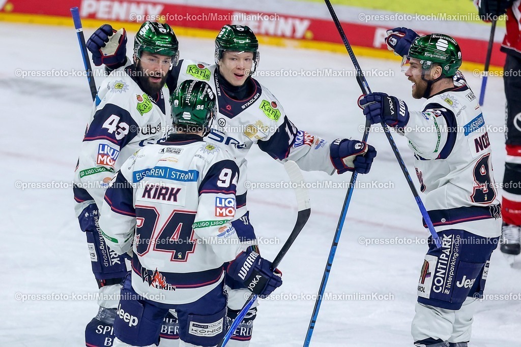 KEC20042601015 | 20.04.2026, Eishockey, DEL Halbfinale Play-Offs, Kölner Haie - Eisbären Berlin, Spiel 6, Lanxess-Arena Köln: Torjubel nach dem Tor zum 1:0 durch Torschütze Jonas Müller (Eisbären Berlin #18)  zusammen mit  Andreas Eder (Eisbären Berlin #43) Liam Kirk (Eisbären Berlin #94) 