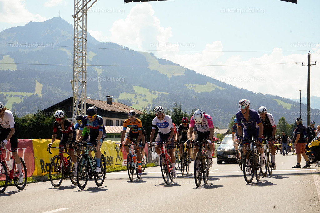 210_20230817_Bewerb_Maenner_Muehlanger | AUT - OESTERREICH, 2023-08-16: SPORT RENNRAD-FAHREN - 55. INTERNATIONALER RADWELTPOKAL IN ST. JOHANN IN TIROL  - Vintage-Radrennen mit WM-Bronze-Medaillen-Siegerin Christina Schweinberger, den Teilnehmer und Alexander Baumann (vom Orginastions-Team) - TAG 2 BEWERB MAENNER IN SECHS GRUPPEN  ; Foto: Roland Muehlanger