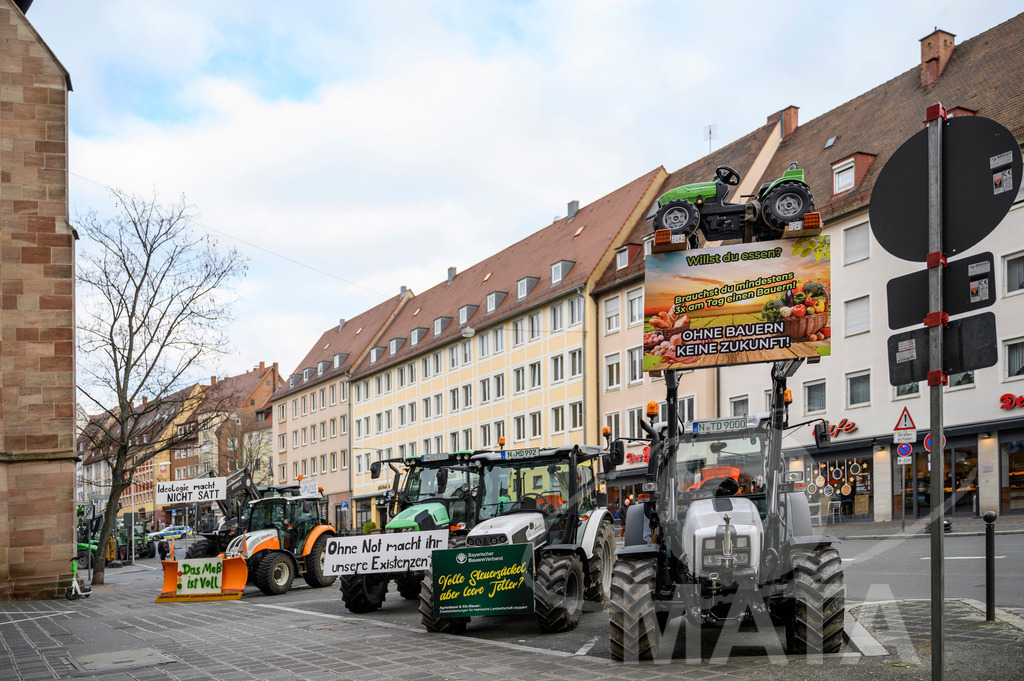 _DWI0372 | Bauerndemo gegen Agrarpolitik der Bundesregierung  auf dem Straße Obstmarkt und Hauptmarkt . Nürnberg, 08.01.2024 - Realisiert mit Pictrs.com