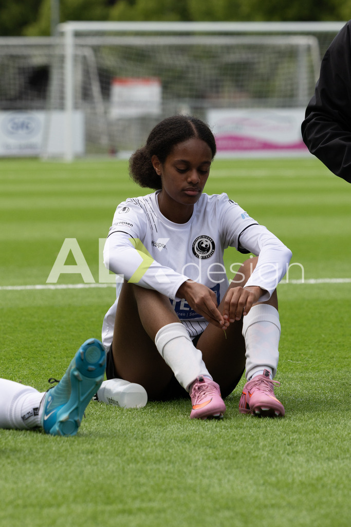 Fußball I Frauen I Saison 2025-2026 I Frauen 3. Liga | FVRZ Gruppe 2 | 18. Spieltag I Spielvereinigung Schaffhausen Damen 1 - Team Furttal Zürich I 17.05.2026 | Hochwertige Sportfotos kaufen & lizenzieren für Medien, Vereine, Agenturen & Sportler:innen. Entdecke professionelle Sportfotografie im Bildshop von Alexander Franzen. - Realisiert mit Pictrs.com