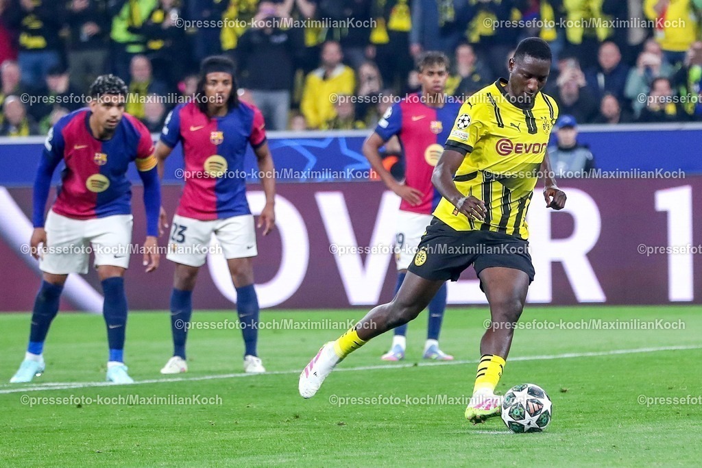 UCL1504251047 | 15.04.2025, Fußball, UEFA Champions League, Borussia Dortmund - FC Barcelona, BVB Stadion, Viertelfinale, Saison 2024 2025: Torschuss Serhou Guirassy (BVB #9) Tor zum 1:0 durch Torschütze Serhou Guirassy (BVB #9) Elfmeter Regulations prohibit any use of photographs as image sequences and or quasi-video.
