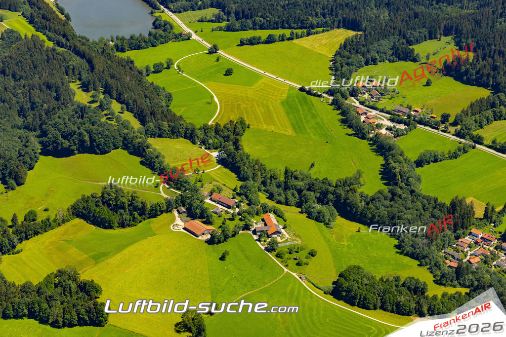 Aktuelles Luftbild von Stallau Bad Heilbrunn - Die Luftaufnahme wurde 2022 mittels UL-Flugzeug erstellt ( keine Drohne ) - hochauflösende Kamera-Systeme von  Canon -Beste Qualität - Für grossformatige Ausdrucke geeignet. Die Geschenkidee !