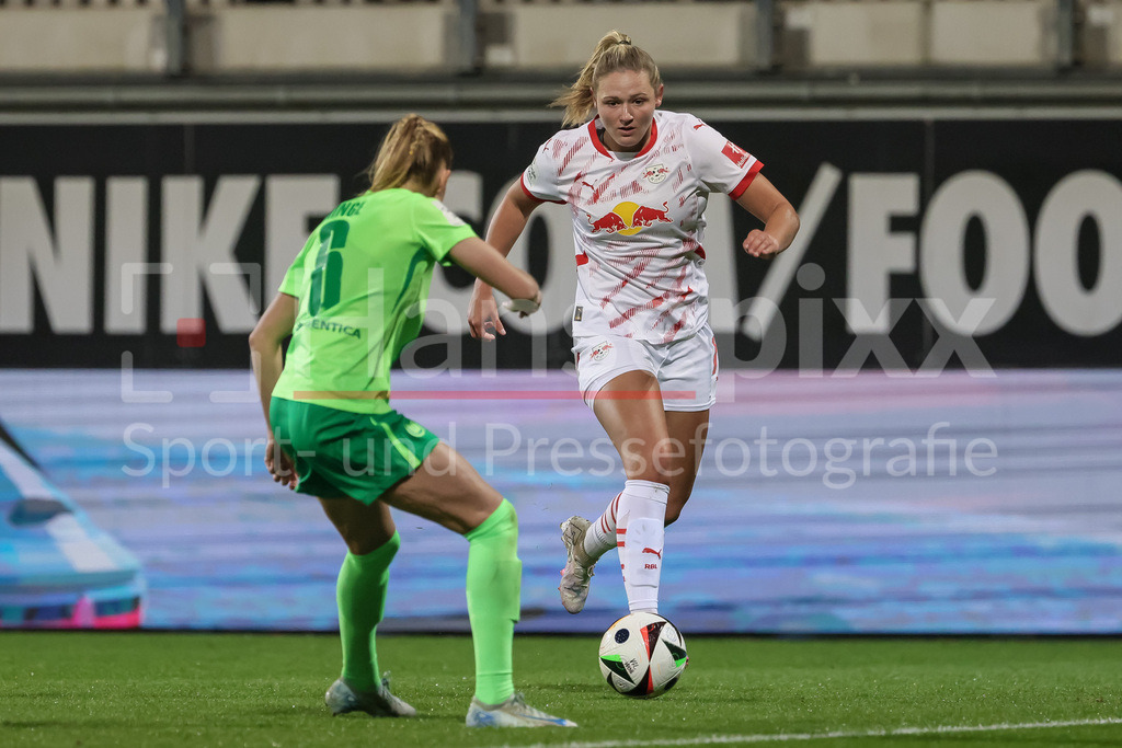Fussball, Google Pixel Frauen-Bundesliga, VfL Wolfsburg - RB Leipzig | v.li.: Janina Minge (VfL Wolfsburg, 6) und Marleen Schimmer (RB Leipzig, 14) im Zweikampf, Duell, Dynamik, Aktion, Action, Spielszene, DIE DFB-RICHTLINIEN UNTERSAGEN JEGLICHE NUTZUNG VON FOTOS ALS SEQUENZBILDER UND/ODER VIDEOÄHNLICHE FOTOSTRECKEN. DFB REGULATIONS PROHIBIT ANY USE OF PHOTOGRAPHS AS IMAGE SEQUENCES AND/OR QUASI-VIDEO.