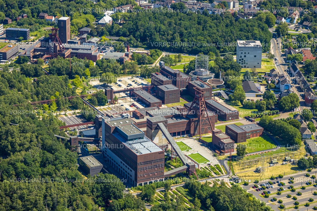 Essen230702582 | Luftbild, Förderturm und Ruhrmuseum der Zeche Zollverein, UNESCO-Welterbe, Architekturdenkmal und Industriedenkmal, Stoppenberg, Essen, Ruhrgebiet, Nordrhein-Westfalen, Deutschland