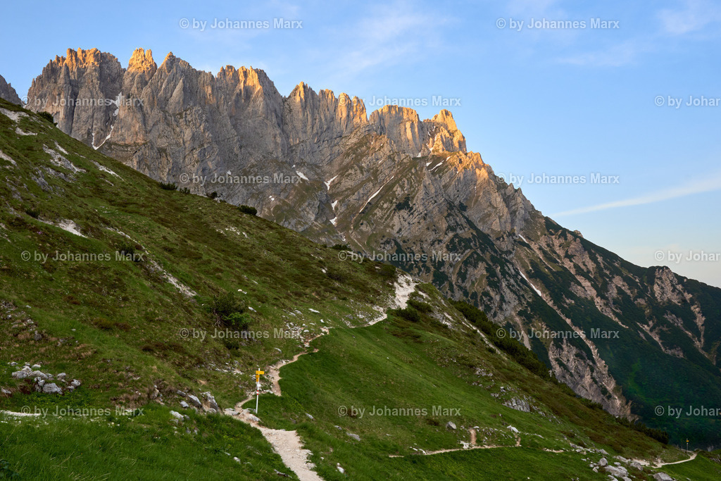 Zackenfeuer - Sonnenuntergang am Wilden Kaiser | Professionelle Landschaftsfotografie, Inneneinrichtung, Kunst für Ihre Wohnung, Kanzlei, Praxis oder als Geschenk. Aussuchen und einfach liefern lassen. Raumgestaltungsberatung auf Anfrage. - Realisiert mit Pictrs.com