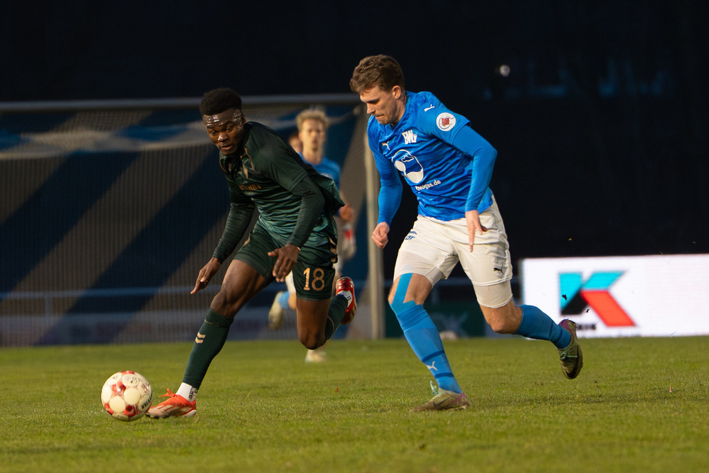 Fußball I Herren I Saison 2025-2026 I Regionalliga Nord I 25. Spieltag I TuS Blau-Weiß Lohne - Werder Bremen II I 5755 | Princewill Mbock (18, SV Werder Bremen II) und Kai Westerhoff (11, TuS BW Lohne) - Realisiert mit Pictrs.com