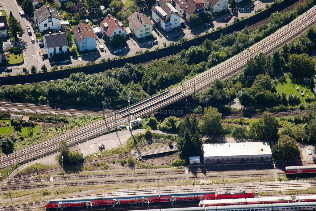 Luftbild: Streckenführung der Bahn- Kreuzung der Schienen- und Gleisanlagen der Deutschen Bahn im Ortsteil Beiertheim-Bulach in Karlsruhe im Bundesland Baden-Württemberg in Deutschland. Foto: IMG_31960.jpg vom 20.08.2010 durch Werner Riehm/FLY-FOTO.de