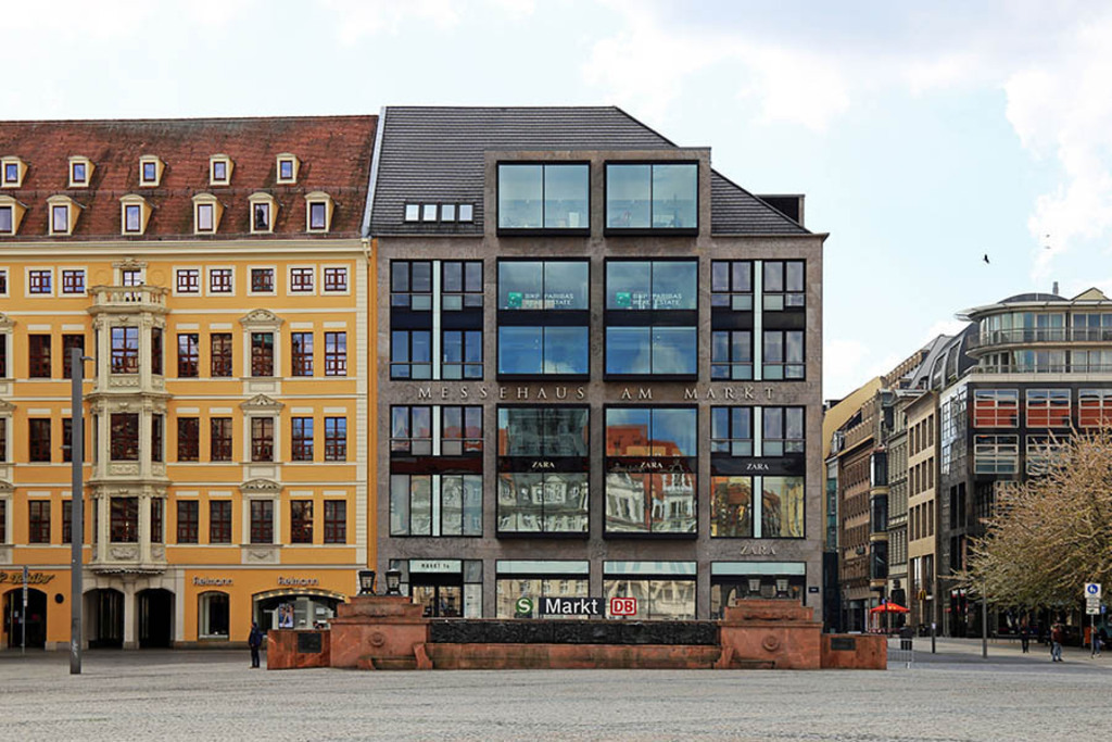 Foto: Leipzig - Untergrundmessehaus - Blick zum Messehaus am Markt | Das Team hinter BILDLEXIKON LEIPZIG bündelt historische wie aktuelle Informationen über die Stadt Leipzig in Text und Bild auf einer Plattform und stellt diese der interessierten Öffentlichkeit zur Verfügung.