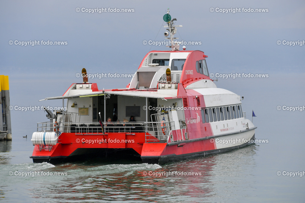 Deutschland_ Baden-Wuerttemberg Friedrichshafen am Bodensee_ 28.03.2025-5 | 28.03.2025, Deutschland, GER, Baden Wuerttemberg, Friedrichshafen am Bodensee, im Bild Stadtansichten, Katamaran, Faehre, Reise, Feature, Travel, Tourismus, Bodensee, Schiff, Schifffahrt