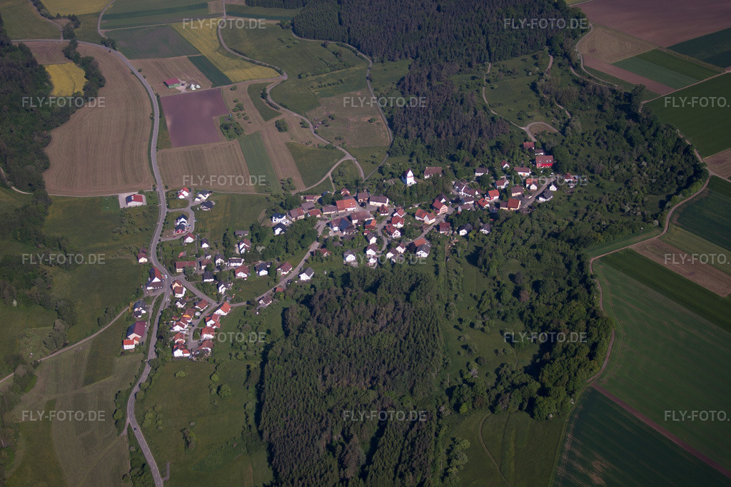 Luftbild: landwirtschaftlichen Feldern und Nutzflächen im Ortsteil Gößlingen in Dietingen im Bundesland Baden-Württemberg in Deutschland. Foto: IMG_57435.jpg vom 08.06.2013 durch Werner Riehm/FLY-FOTO.de