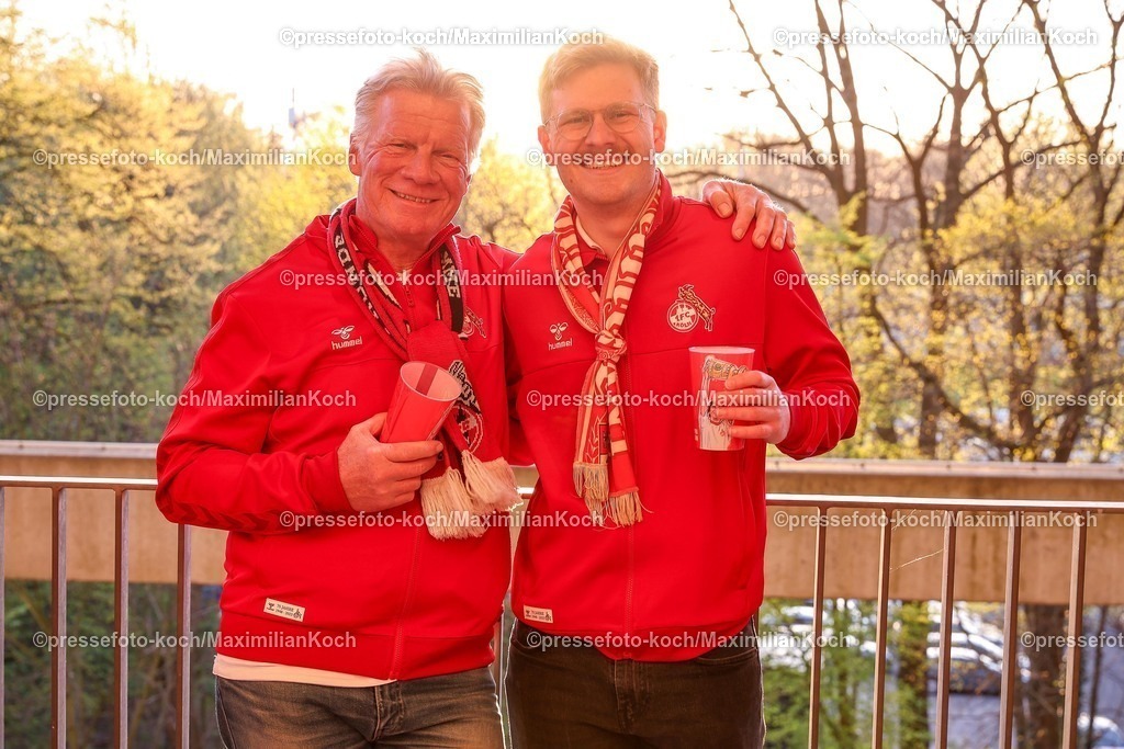 1FC05042502104 | 05.04.2025, Fußball, 1. FC Köln - Hertha BSC, 2.. Fußball Bundesliga, 28. Spieltag, RheinEnergie-STADION, Saison 2024 2025: Feature Stadionbesucher freuen sich auf das Spiel Zuschauer BesucherDFB regulations prohibit any use of photographs as image sequences and or quasi-video.