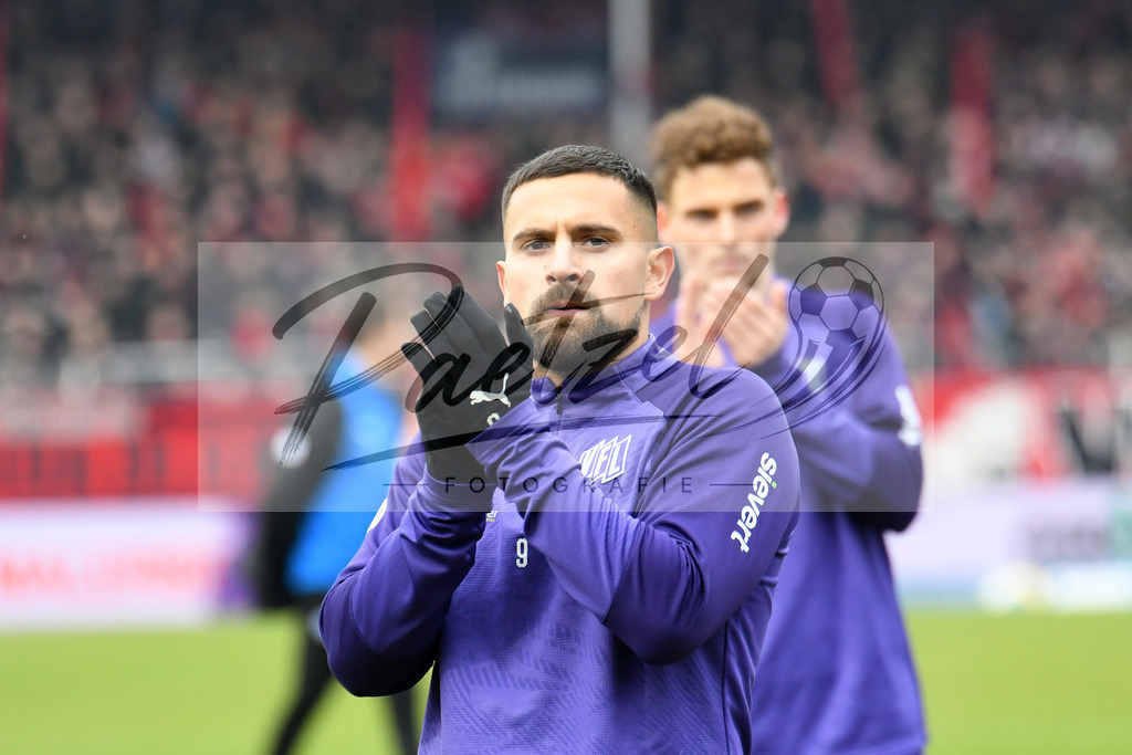 20200208_OSNFCN_0033 | Fußball, Herren: Marcos Alvarez (VfL Osnabrueck) gestikuliert waehrend des Spiels der 2. Bundesliga zwischen VfL Osnabrueck und 1. FC Nuernberg im Stadion an der Bremer Bruecke am 08.02.2020 in Osnabrueck, Deutschland.DFB / DFL REGULATIONS PROHIBIT ANY USE OF PHOTOGRAPHS AS IMAGE SEQUENCES AND/OR QUASI-VIDEO. - Realisiert mit Pictrs.com