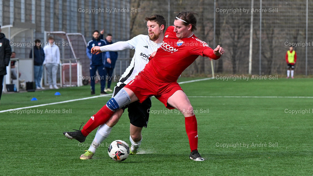 TSV Kronshagen vs. SpVg. Eidertal Molfsee | Matteo Morawe (TSVK #15) vs Tom Bräsch (Molfsee #3) / Fußball-Landesliga Schleswig Männer 2025/2026 / TSV Kronshagen vs. SpVg. Eidertal Molfsee / Kunstrasenplatz (Platz 5) / Kronshagen / 21.03.26 - Realisiert mit Pictrs.com
