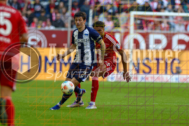 22.03.2026, GER, Fussball, Herren, 2. BL, Saison 2025/2026, Fortuna Düsseldorf - Hertha BSC Berlin | Dawid Kownacki (Hertha) und Elias Egouli (Fortuna Düsseldorf) im Kampf um den Ball 