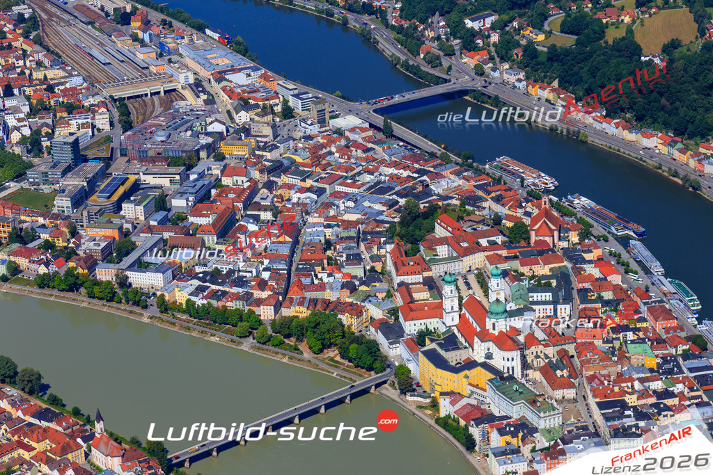 Die Luftaufnahme Altstadt - Passau wurde 2017 mittels Flugzeug (keine Drohne) erstellt. Perfekte Schärfe und Druck- Auflösung- Garantiert!