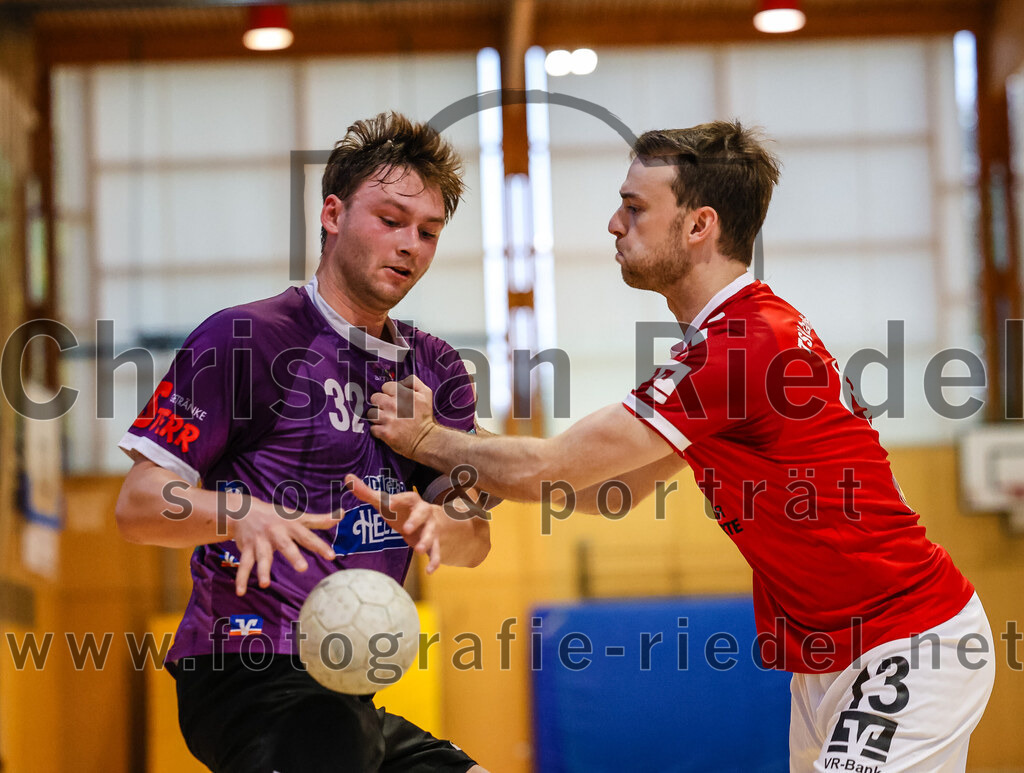 2024-10-20_043_SpVgg_Altenerding_II_gegen_TSV_Taufkirchen-Vils | Erding, Deutschland, 20.10.2024:Handball, Bezirksliga Männer Ost 2024 / 2025, 3. Spieltag, SpVgg Altenerding II gegen TSV Taufkirchen/Vils, Endergebnis: 15:20Lukas König (SpVgg Altenerding, #32), Tobias Huber (TSV Taufkirchen/Vils, #13)Foto: Christian Riedel / fotografie-riedel.net