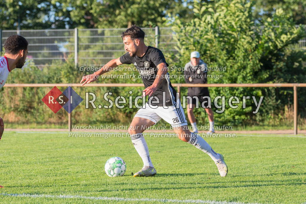 Fußball, Saison 2023/24, Confima-Cup, SV Preußen 09 Reinfeld - VfB Lübeck II, Schönböcken (Lübeck), 13.07.2023 | Arif Mete Kilic (#26, Preußen Reinfeld) am Ball