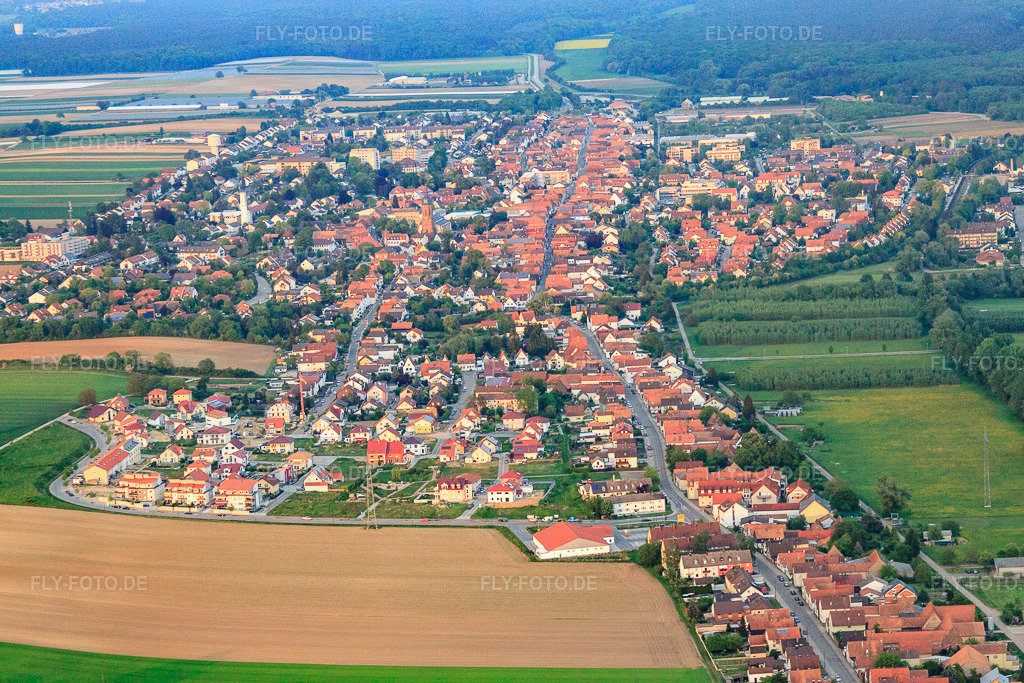 Luftbild: Saarstraße von Westen in Kandel im Bundesland Rheinland-Pfalz in Deutschland. Foto: IMG_40665.jpg vom 01.05.2011 durch Werner Riehm/FLY-FOTO.de
