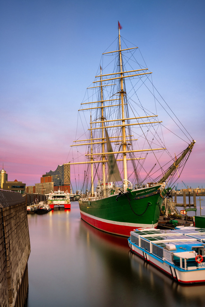 hamburg abend an der rickmer rickmers bild auf leinwand acrylglas | Kaufen Sie Hamburg Bilder und Hamburg Fotos auf Leinwand, Acrylglas, Alu-Dibond, oder als Poster in Hamburgs großer Onlinegalerie. Elbphilharmonie Bilder, Hamburger Hafen, Speicherstadt, Alster und viel mehr.