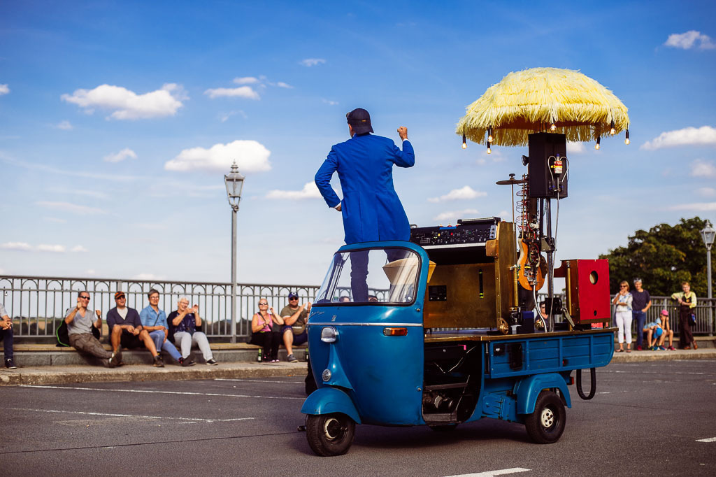Universal Druckluft Orchester | Das Universal Druckluft Orchester mit Peter Till am Forte Belvedere Leisnig zum Festival Hallo Leisnig 2022. - Realisiert mit Pictrs.com