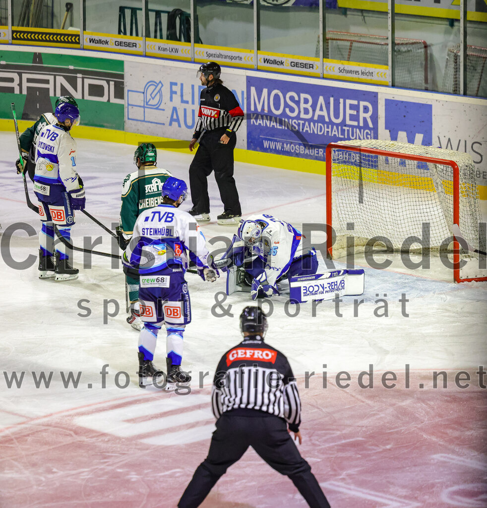 2025-09-26_098_TSV_Erding_gegen_SC_Riessersee | Erding, Deutschland, 26.09.2025:Eishockey, Oberliga Süd 2025 / 2026, 3. Spieltag, TSV Erding gegen SC Riessersee, Endergebnis: 3:5Luis Scheibengraber (Erding Gladiators, #18), Torwart Patrik Mühlberger (SC Riessersee, #65)Foto: Christian Riedel / fotografie-riedel.net