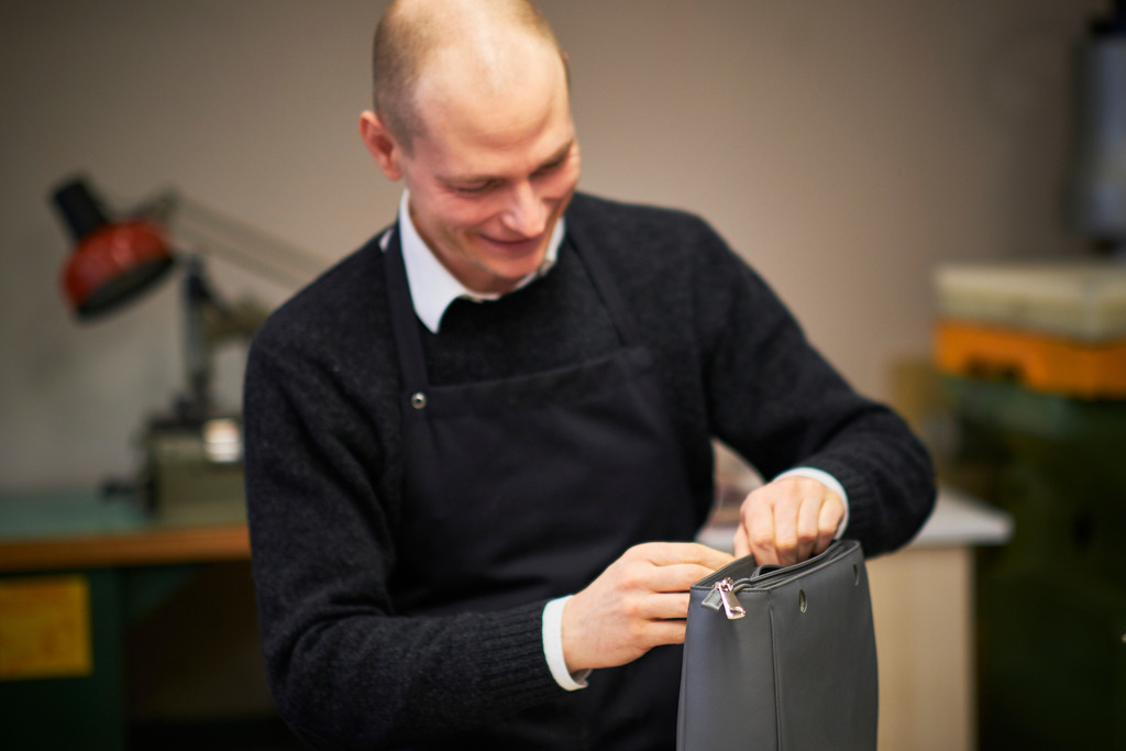 Albert Pattermann Wien | WIen, Austria - February 28, 2020; Albert Pattermann Wien; Alexander Rippka bei der Ösenmontage. - Realisiert mit Pictrs.com