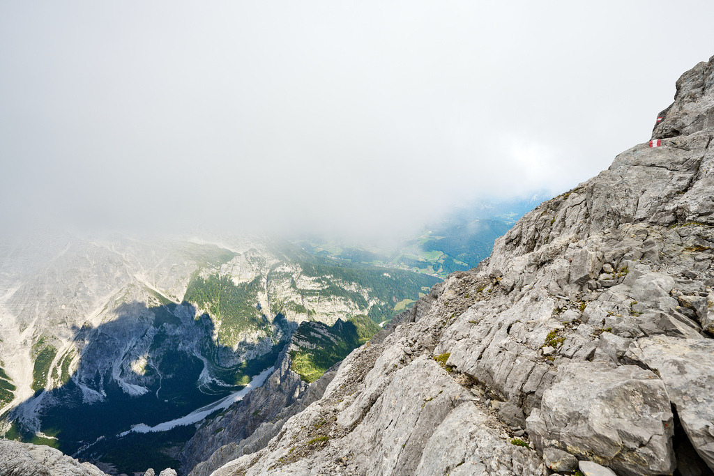 CS-220813-0850-1 | Tiefblick vom Grat auf dem Weg zur Mittelspitze